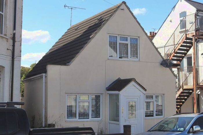 2 Bedroom Chalet To Rent In Brightwell Avenue, Westcliff-On-Sea, SS0