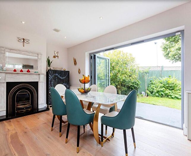 4 Bedroom Bungalow To Rent In Lowfield Road, London, W3