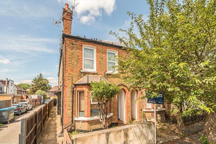 3 Bedroom Flat To Rent In Chatham Road, Kingston Upon Thames, KT1