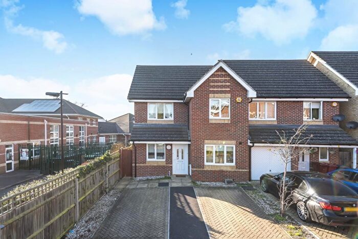 3 Bedroom Semi Detached House To Rent In Ella Garett Close, Reading, RG2