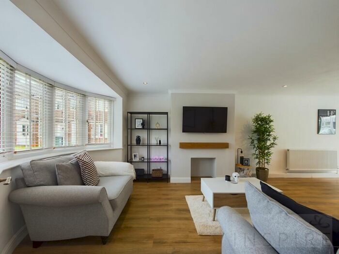 3 Bedroom End Of Terrace House For Sale In Lyndhurst Close, Crawley, RH11