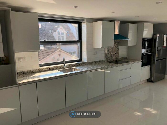 2 Bedroom Flat To Rent In Station Road, Ashford, TW15