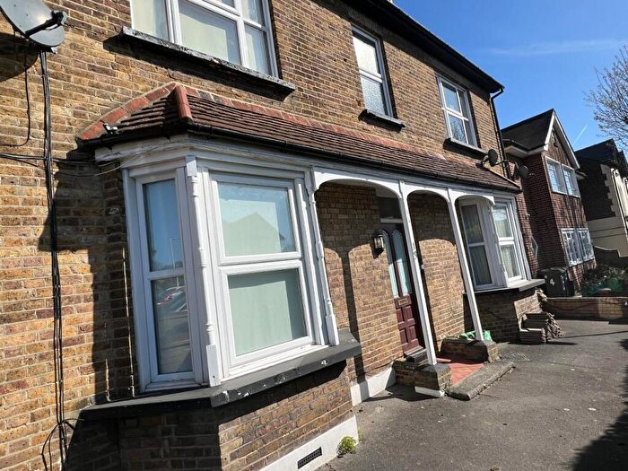 1 Bedroom Flat To Rent In Chelmsford Road, E18