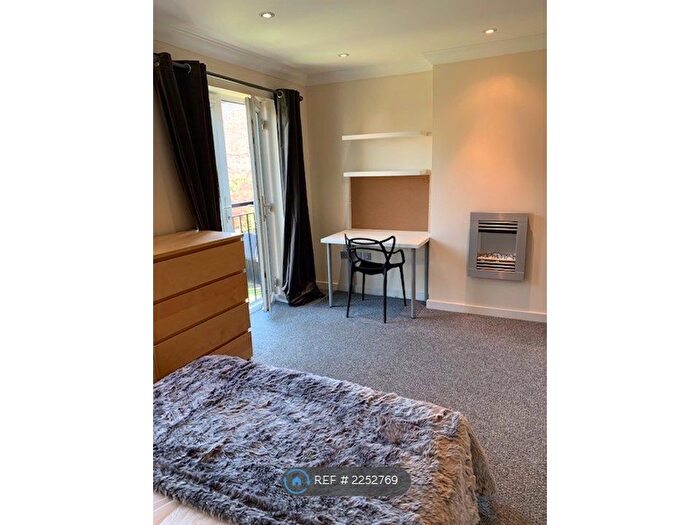 4 Bedroom Semi-Detached House To Rent In Radcliffe Mount, Nottingham, NG2