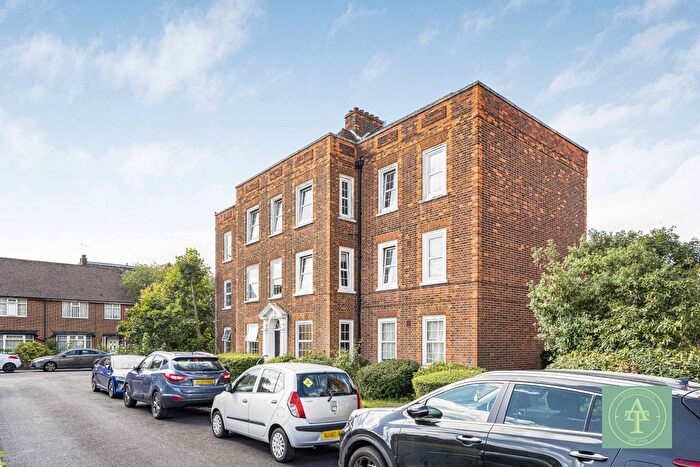 3 Bedroom Flat For Sale In River Bank Winchmore Hill, London, N21
