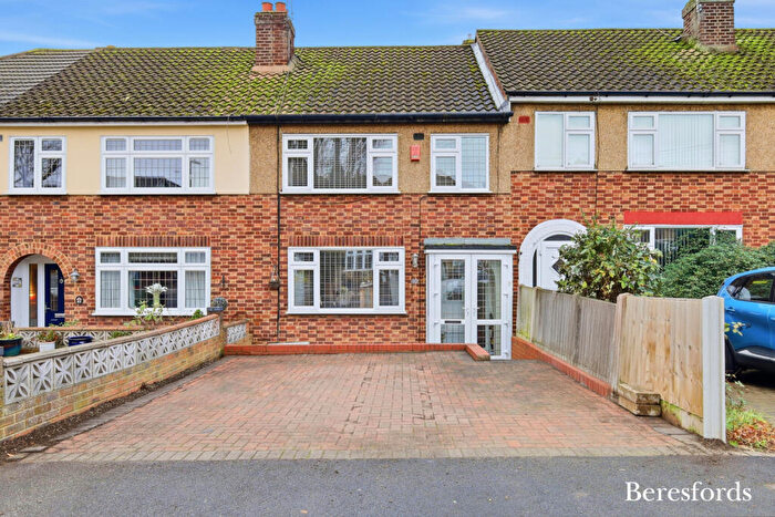 3 Bedroom Terraced House For Sale In Elgin Avenue, Romford, RM3