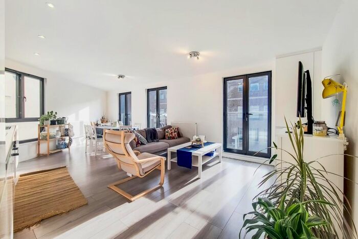 3 Bedroom Flat To Rent In Nipper Alley, Kingston Upon Thames, KT1