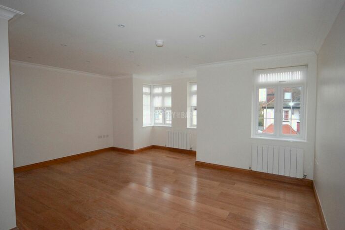 2 Bedroom Flat To Rent In Beechcroft Avenue, London, NW11