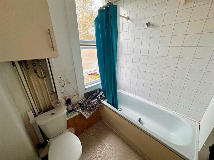 1 Bedroom Flat To Rent In Ramuz Drive, Westcliff-On-Sea, SS0