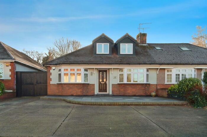 4 Bedroom Bungalow For Sale In Purfleet Road, Aveley, South Ockendon, RM15