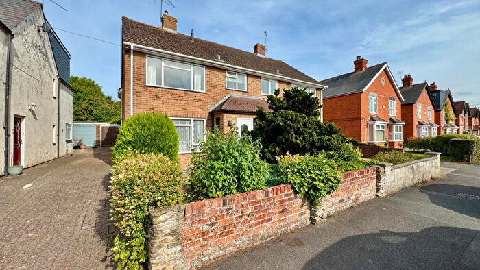 4 Bedroom Semi-Detached House For Sale In Cromwell Road, Newbury, RG14