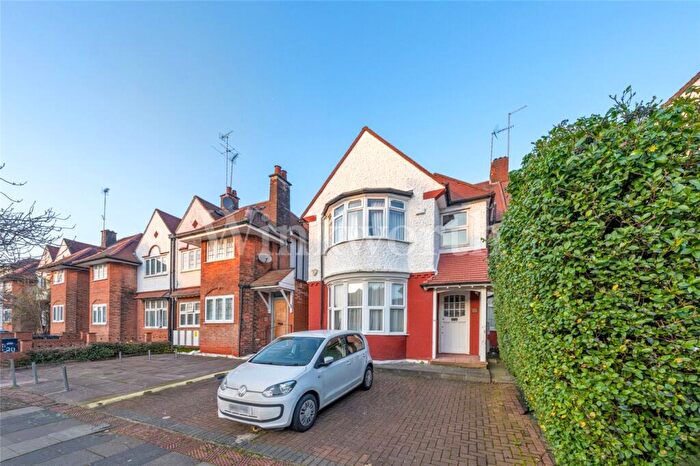 2 Bedroom Apartment For Sale In Golders Green Crescent, London, NW11