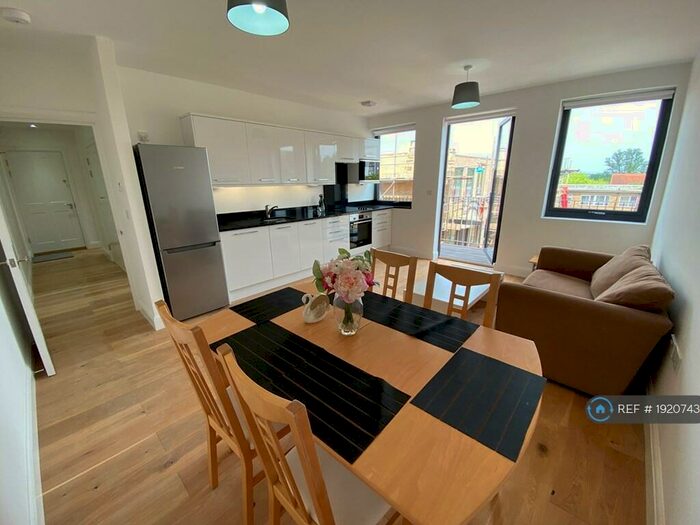 2 Bedroom Flat To Rent In The Broadway, Crawley, RH10