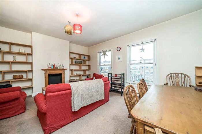 2 Bedroom Flat To Rent In Battersea Park Road, Battersea, SW11