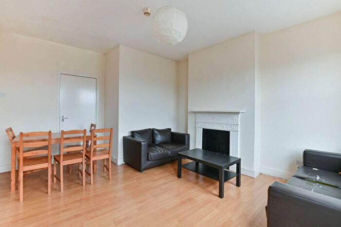 2 Bedroom Flat To Rent In Willesden Green, Cricklewood, London, NW2