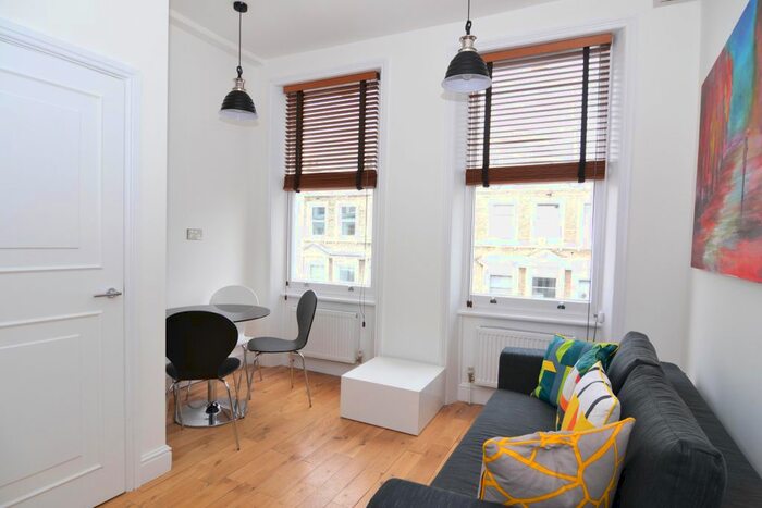 2 Bedroom Flat To Rent In Barons Court Road, Barons Court, W14