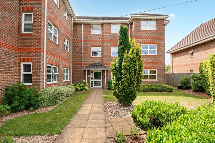 2 Bedroom Flat For Sale In Chertsey, Surrey, KT16