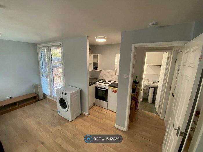 1 Bedroom Flat To Rent In Lodge. Ruthin Close, Luton, LU1