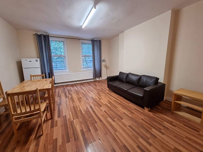 3 Bedroom Flat To Rent In Bow Road, London, E3