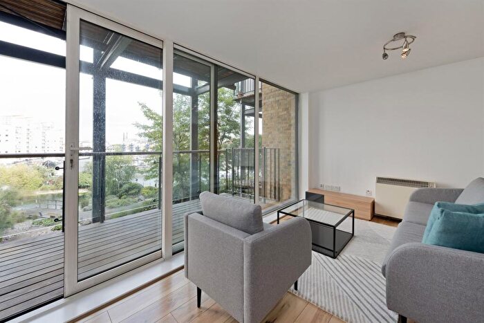 2 Bedroom Apartment For Sale In Berglen Court, Branch Road, E14