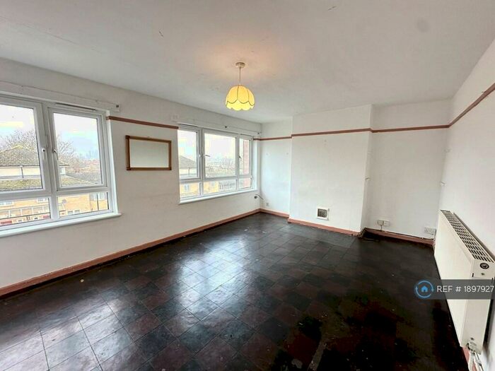 3 Bedroom Flat To Rent In Samuel Street, London, SE18