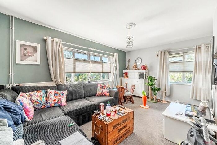 1 Bedroom Flat For Sale In Queens Walk, Ruislip, HA4