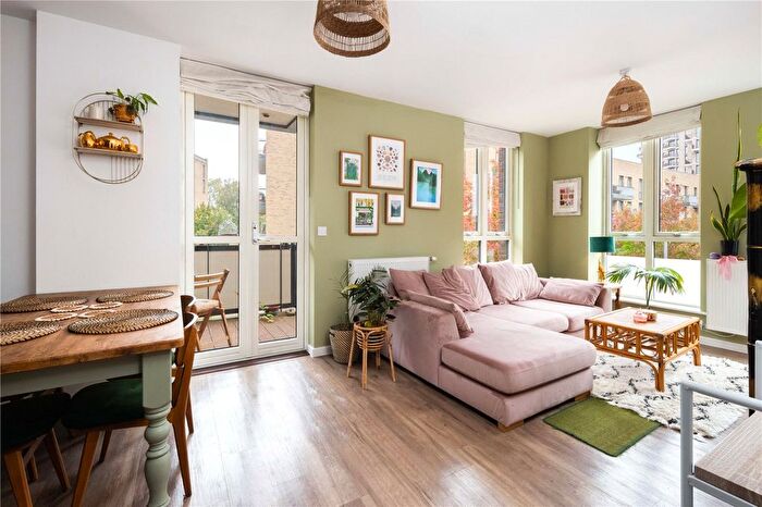 2 Bedroom Flat To Rent In Shackle Court, Gresham Place, Bow, London, E3