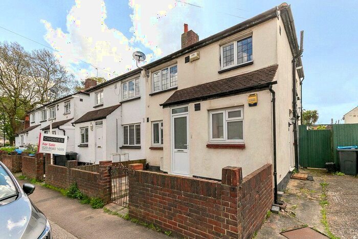 2 Bedroom Maisonette To Rent In Dickensons Lane, London, SE25