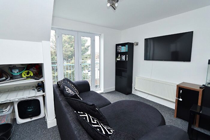 2 Bedroom Flat To Rent In Western Road, Romford, RM1