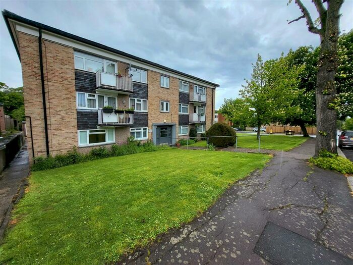 2 Bedroom Apartment To Rent In Chase Green Avenue, Enfield, EN2