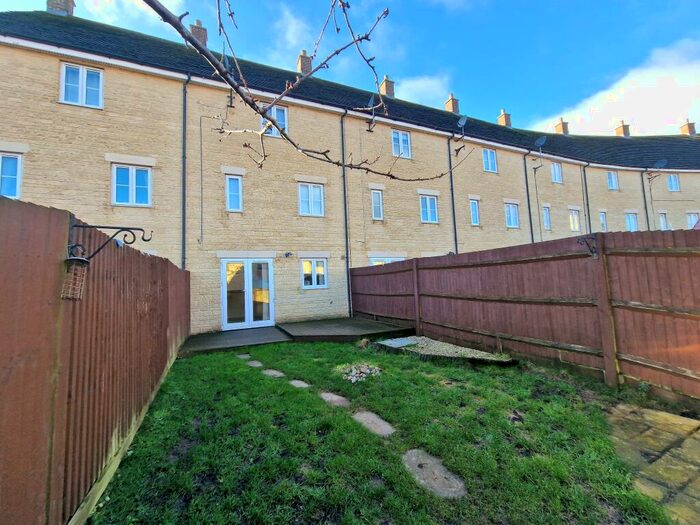 4 Bedroom House To Rent In Bluebell Way, Carterton, OX18