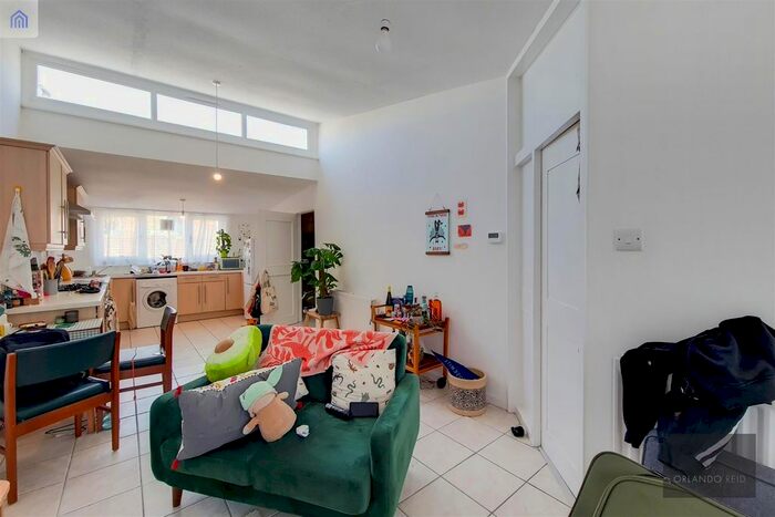 1 Bedroom Flat To Rent In Chandlers Way, London, SW2