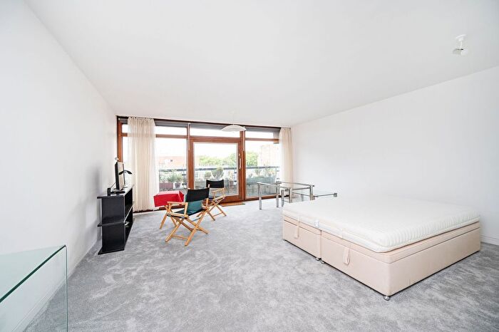 Studio To Rent In Barbican, London, EC2Y