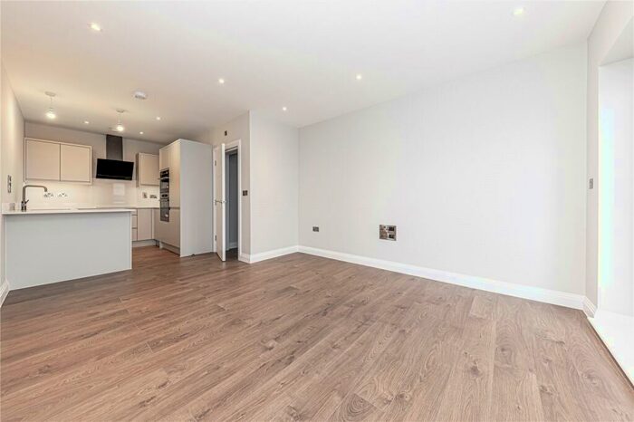 1 Bedroom Flat To Rent In Springfield Lane, Weybridge, KT13