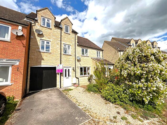 3 Bedroom Town House For Sale In Perrinsfield, Lechlade, GL7