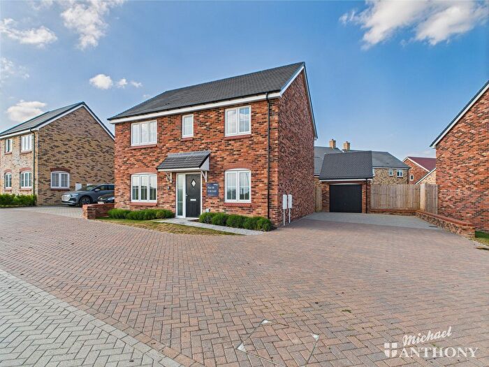 4 Bedroom Detached House For Sale In Harris Meadow, Leighton Buzzard, Bedfordshire, LU7