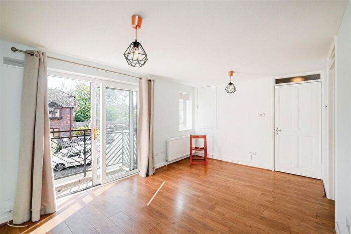 2 Bedroom Flat To Rent In Boleyn Close, Walthamstow, E17