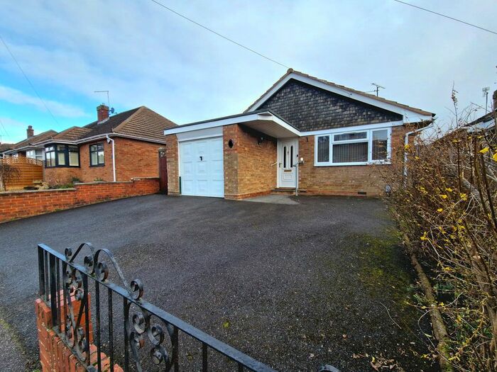 2 Bedroom Bungalow To Rent In Gooseberry Hill, Luton, LU3