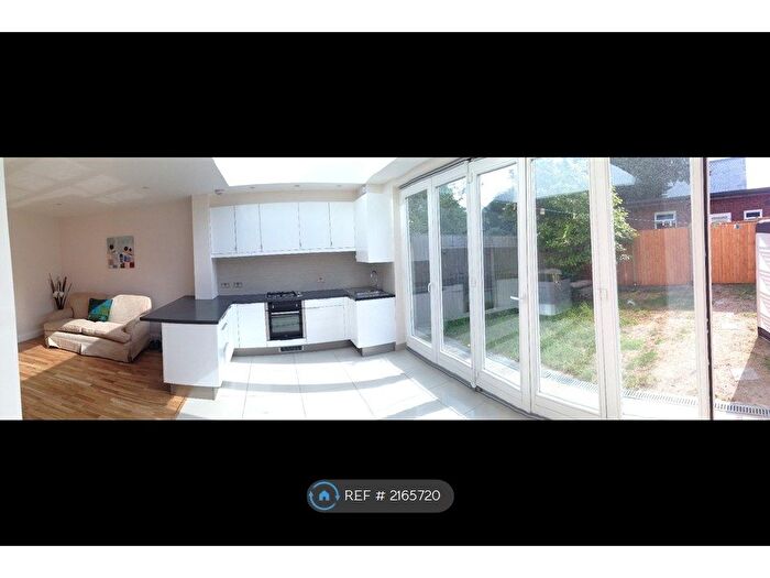 3 Bedroom Flat To Rent In Golders Rise, London, NW4
