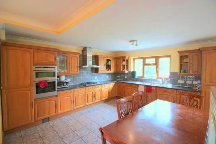 5 Bedroom Semi-Detached House To Rent In Kings Avenue, Woodford Green, Essex, IG8