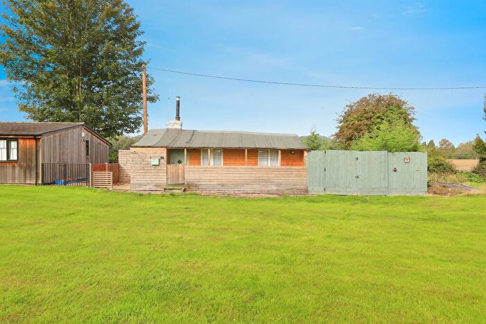 2 Bedroom Bungalow For Sale In Moor Hall Lane, Stourport-On-Severn, DY13