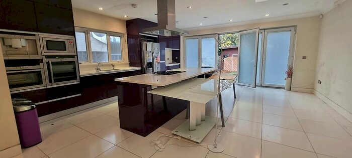 3 Bedroom Semi-Detached House To Rent In Station Road, London, N3