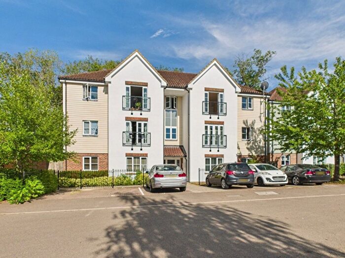 2 Bedroom Flat For Sale In Granary Close, Horsham, RH12
