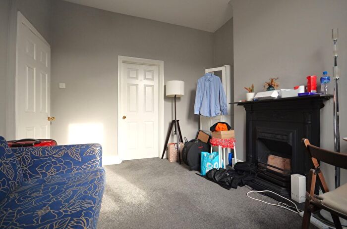 2 Bedroom Flat To Rent In Becklow Road, London, W12