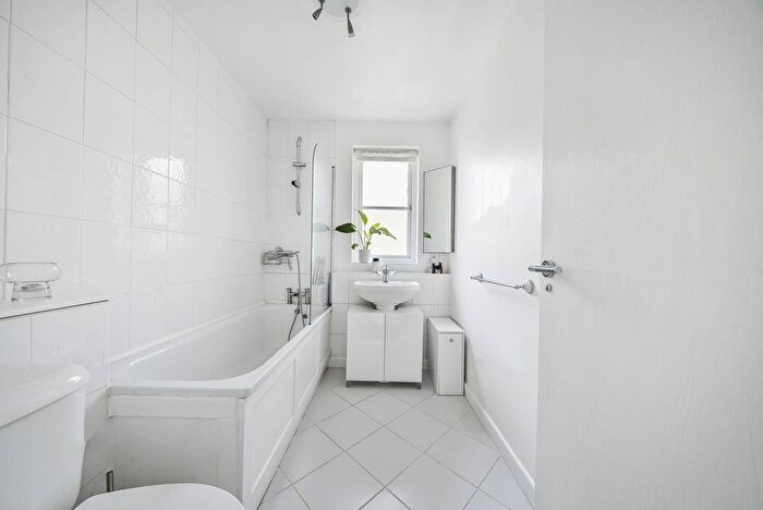 1 Bedroom Flat For Sale In Brompton Park Crescent, West Brompton, London, SW6