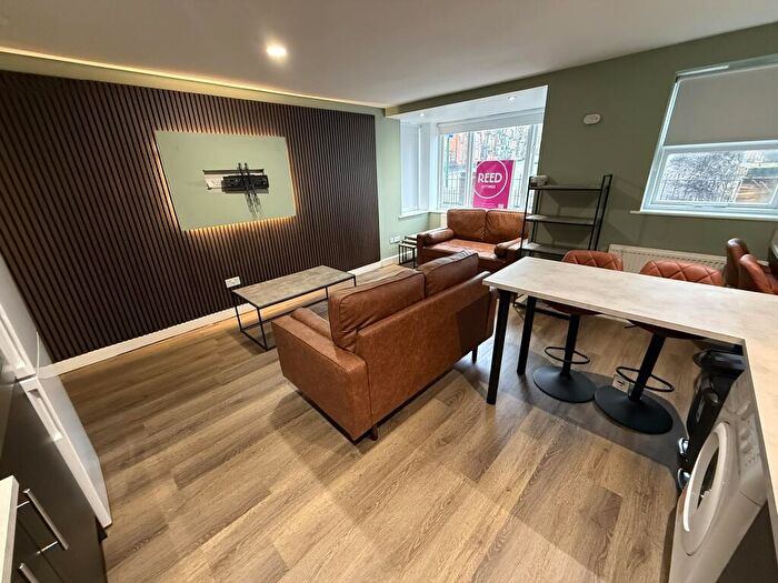 4 Bedroom Flat To Rent In Chapel Court, Lenton, East Midlands, NG7