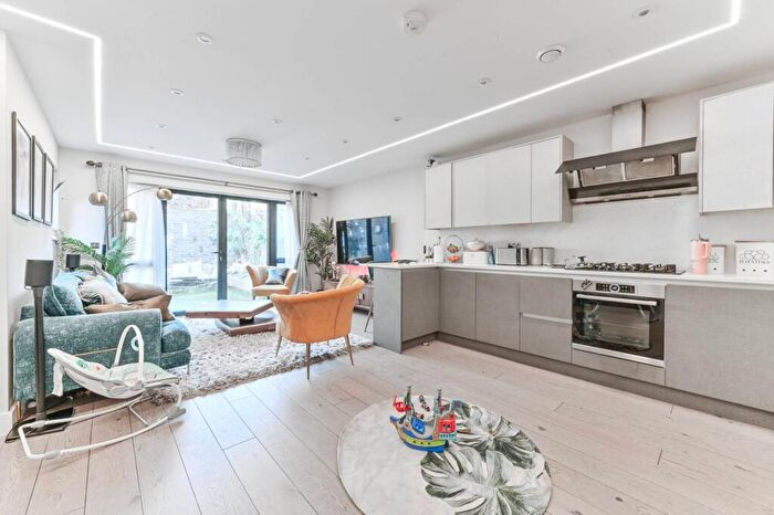 3 Bedroom Flat For Sale In Russell Green Close, Purley, CR8