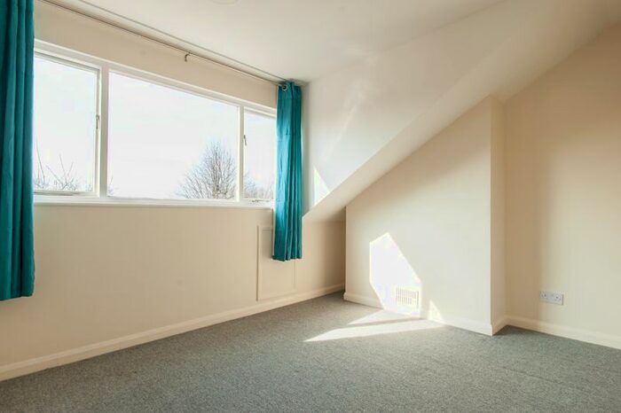 1 Bedroom Flat To Rent In Elmers Drive, Teddington, TW11