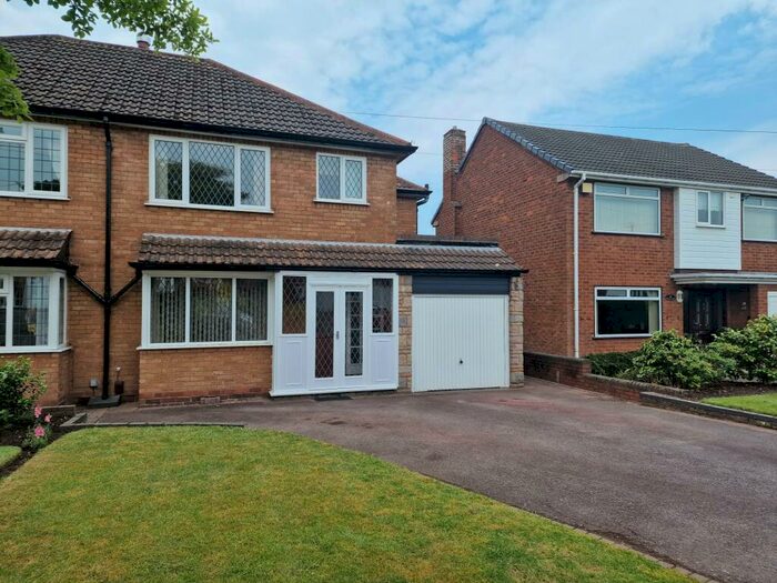 3 Bedroom Semi-Detached House To Rent In Bedford Drive, Sutton Coldfield, B75