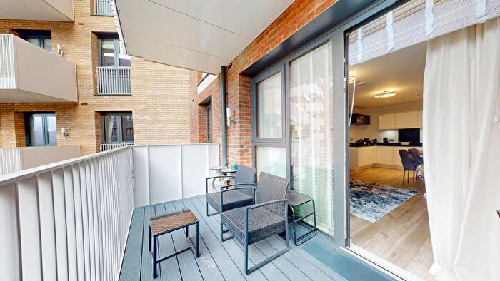 1 Bedroom Flat To Rent In Lakeside Drive, London, NW10